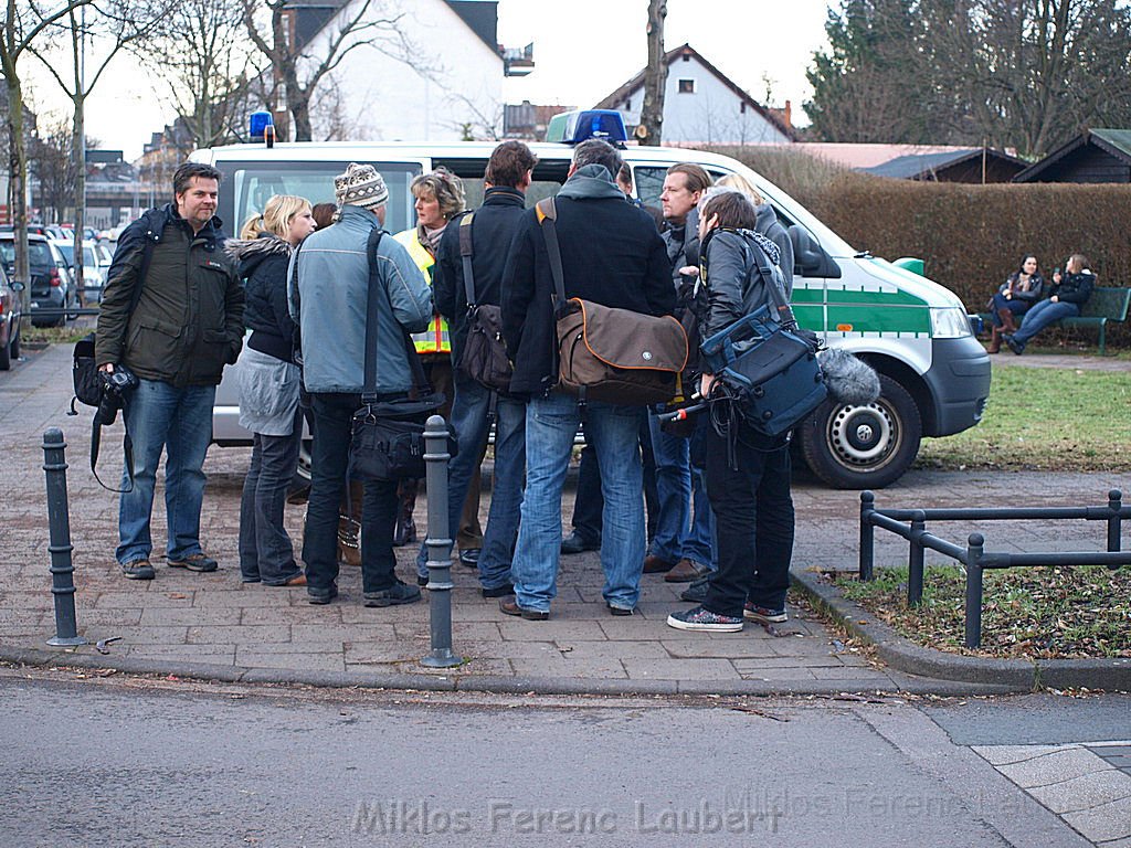 Einsatz Feuerwehr SEK Polizei Koeln Nippes Merheimerstr P157.JPG